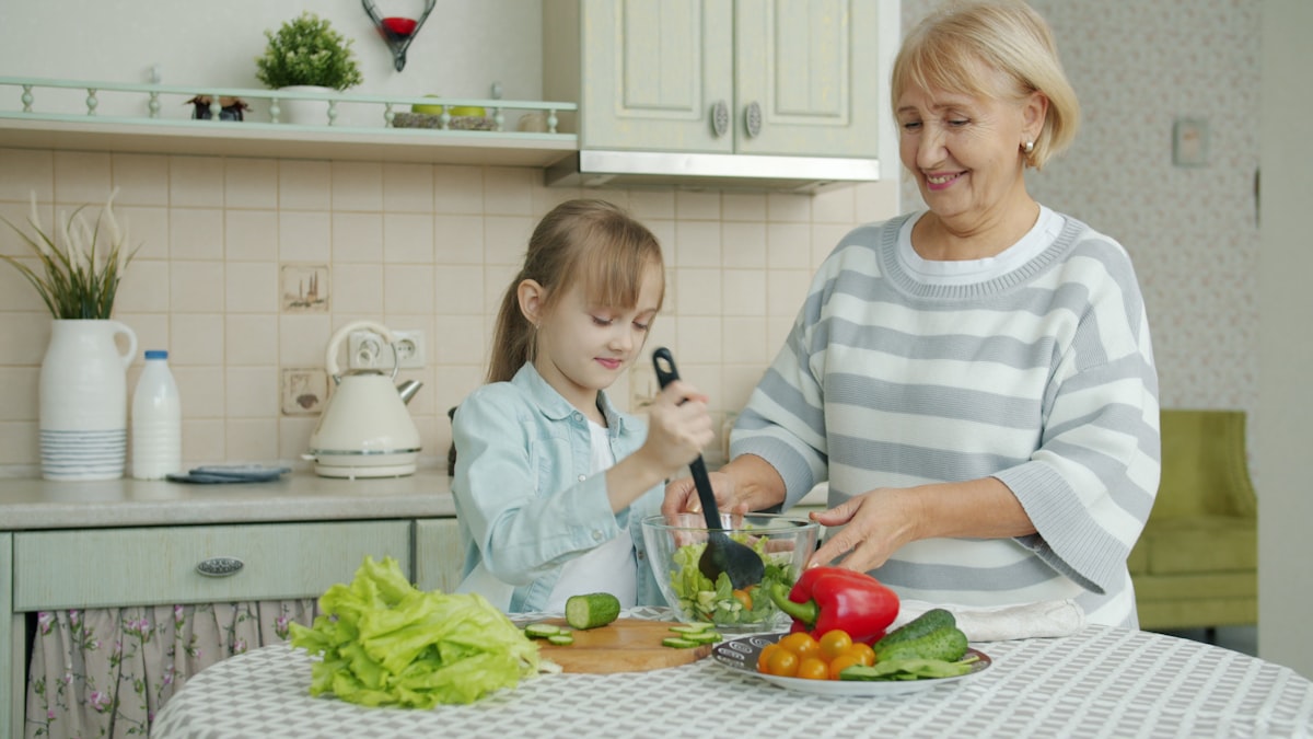 Salată mediteraneană cu legume proaspete și cereale integrale