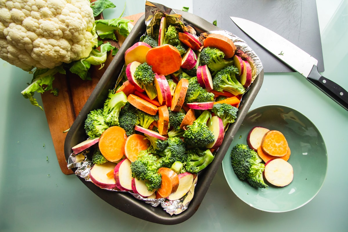 Gustare sănătoasă cu hummus și legume crude